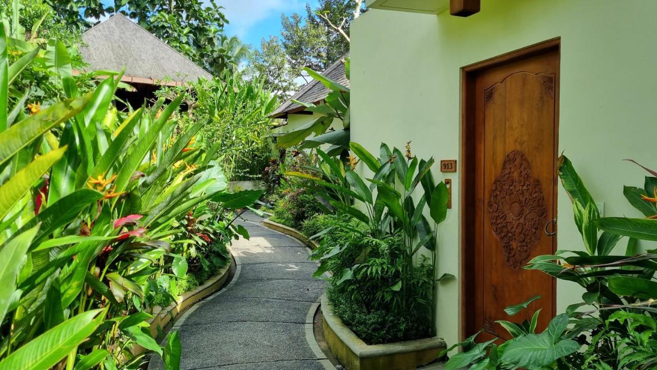 The Sebali Resort Ubud Exterior foto Entrance to a villa at the resort